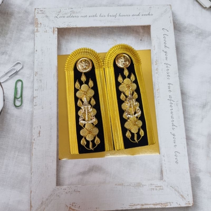 อินทรธนูชุดปกติขาว สำนักงานอัยการ ข้าราชการอัยการ ปฏิบัติการ/ชำนาญงาน บ่าชุดปกติขาว