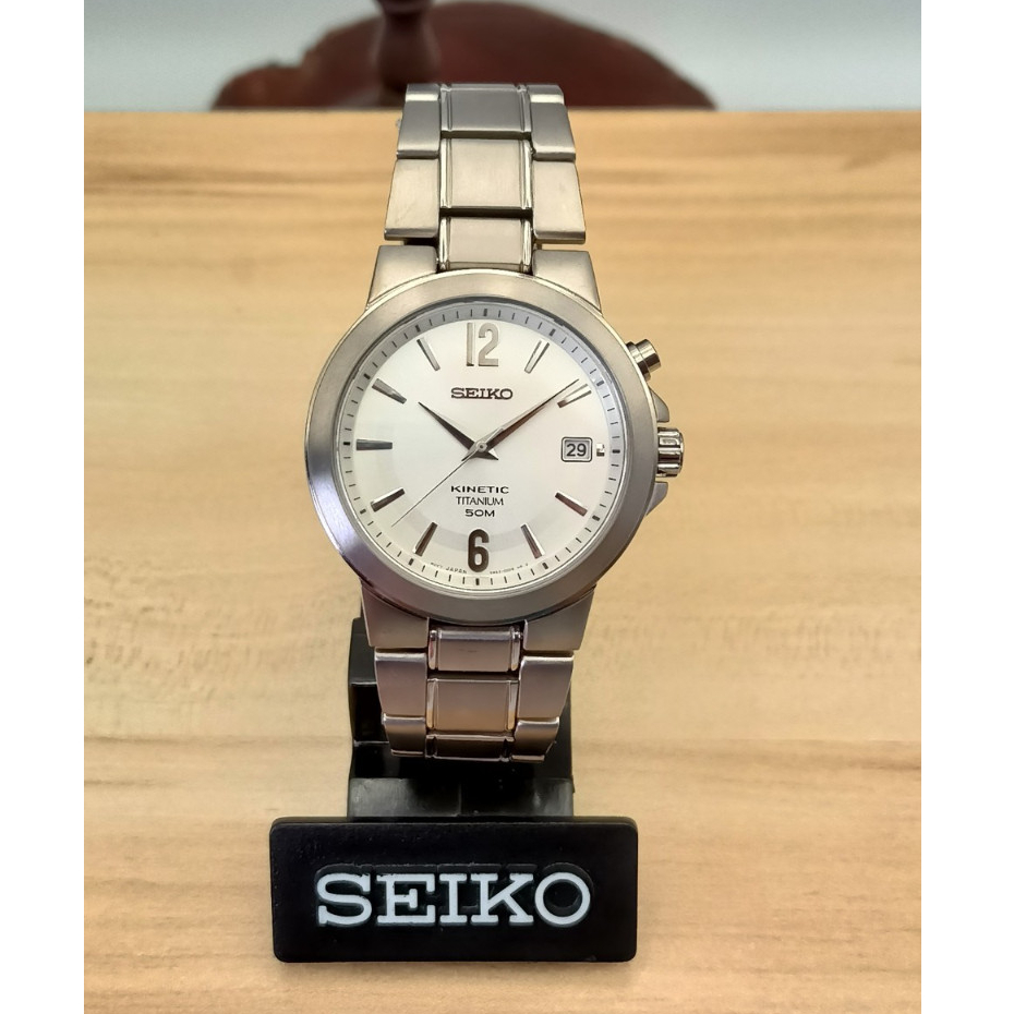 นาฬิกาข้อมือผู้ชาย Seiko Kinetic  รุ่น SKA479P1  Titanium  กระจกกันรอย น้ำหนักเบา แสดงวันที่ 100%
