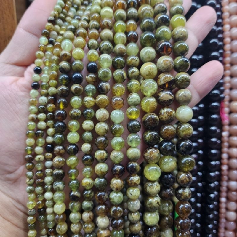 โกเมนเขียว กรีนการ์เนต(Green Garnet)หรือซาโวไรต์ (Tsavorite) หินแท้คุณภาพหินเส้นยาวขายส่ง