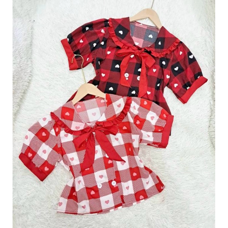 เสื้อคอบัวลายหัวใจ มี2สี แดง-ขาว แดง-ดำ เสื้อเชิ้ตลายหัวใจ