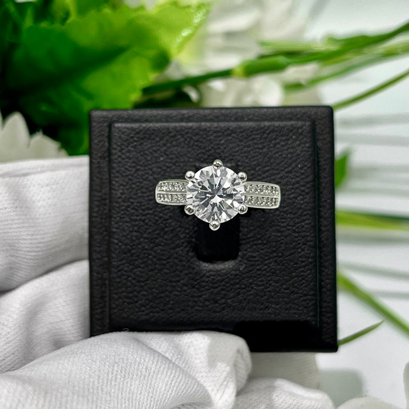 PETCHARA แหวนเพชรโมอีสหญิง 1-2 กะรัต ฝังหกหนามเตย ชุบทองคำขาว เงินแท้ 92.5% บ่าข้างฝังเพชรแถวคู่ พร้อมใบเซอร์GRA(D2004)