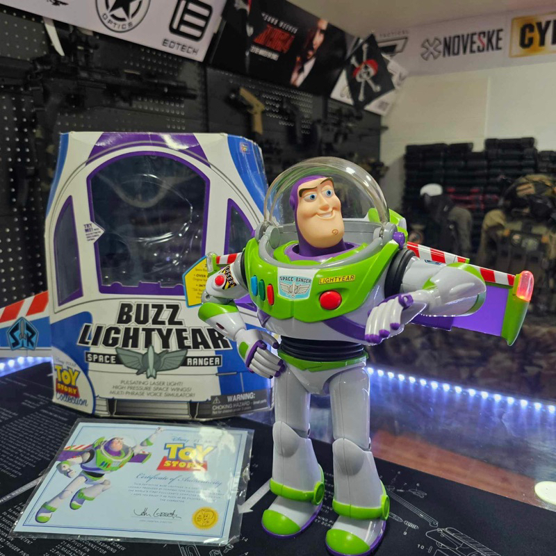 BUZZ LIGHTYEAR toy story signature collection ของแท้กล่องแทบขาวตรงรุ่นในการ์ตูน เรืองแสงในที่มืด มือ