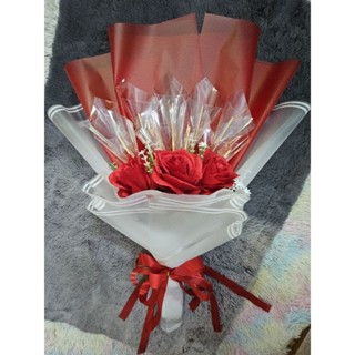 ช่อดอกไม้รับปริญญาดอกกุหลาบแดงกระดาษใสพร้อมที่ใส่ธนบัตร 10 ใ…