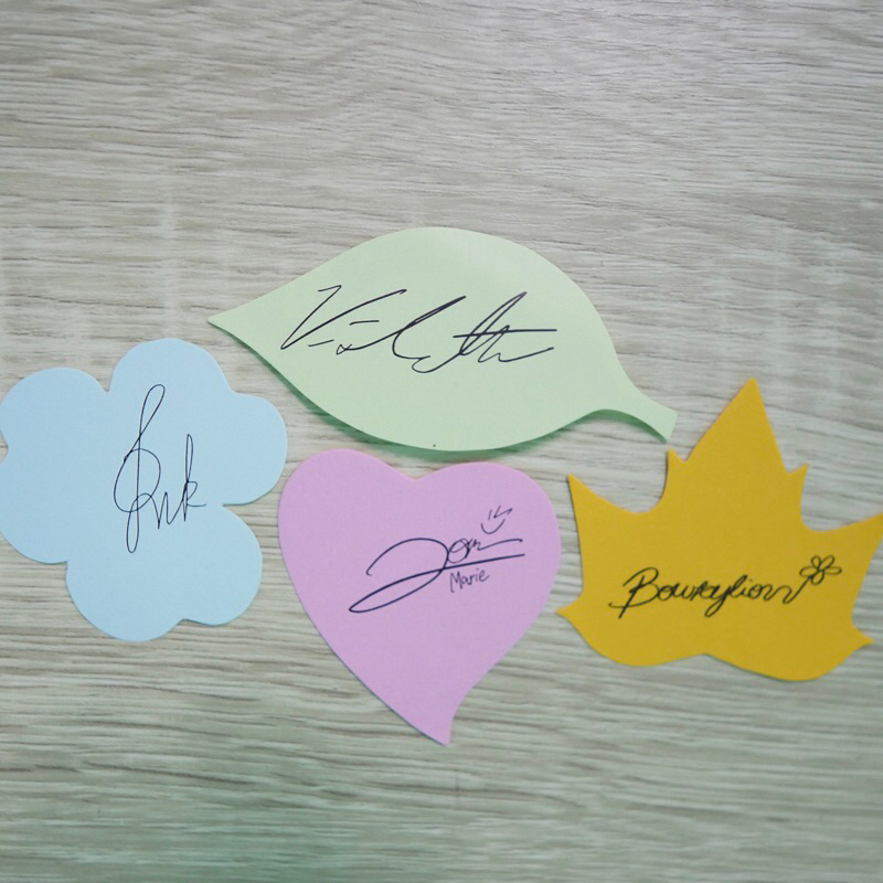 4 queens กระดาษลายเซ็นต์จาก 4queens concert ink waruntorn / Bowkylion / Violette / Zom marie