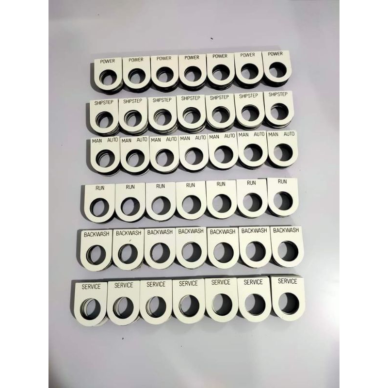 ป้ายเนมเพลท ขนาด 45*32.5*22 mm ติดตู้คอนโทรล  ข้อความตามสั่ง มีทั้งภาษาไทยและอังกฤษ มีทั้งพื้นดำและขาว