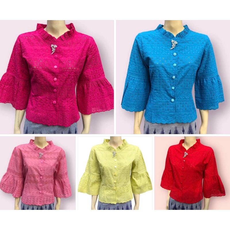 เสื้อลูกไม้ ระบายคอ กระดุมหน้า แขนระบายเป็นพ่วง เข้ารูปนิดๆๆ มีเบอร์ 38-44