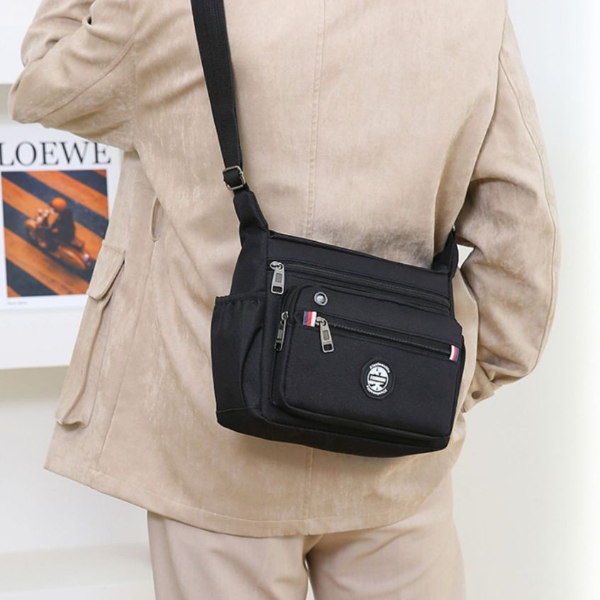 xspeedfashion(X1947) กระเป๋าสะพายข้าง Xiuxianxilie ผ้าoxford มี 4 สี มีช่องเยอะ