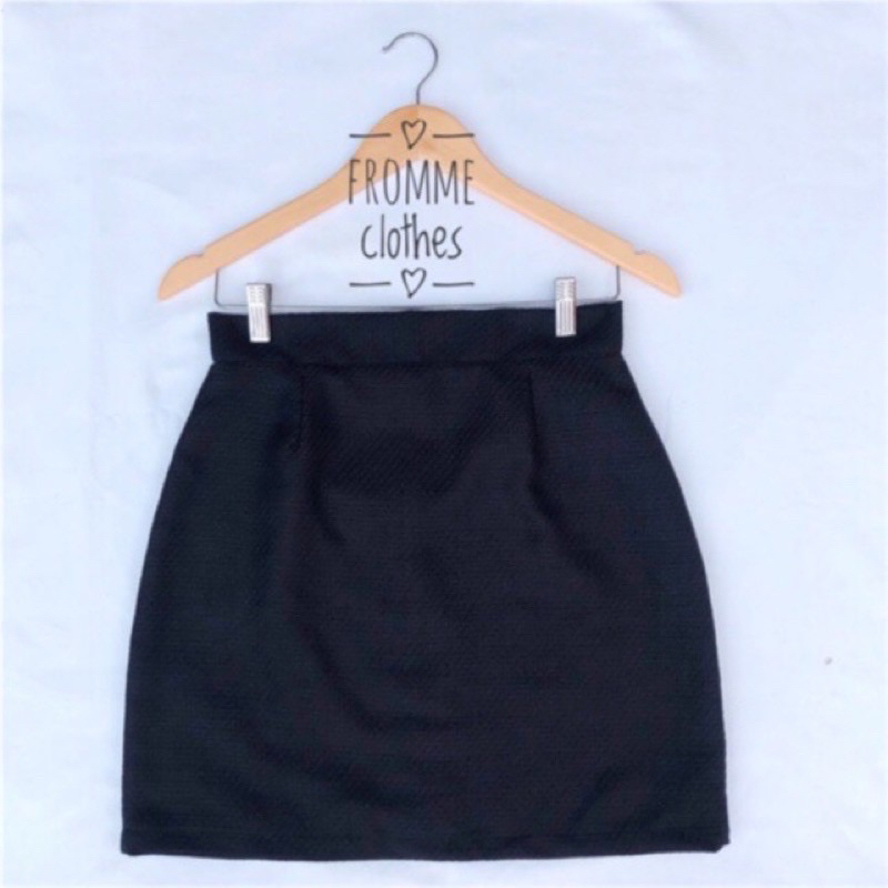 ส่งต่อ❗️กระโปรงทรงเอผ้าชาแนลสีดำล้วน จากร้าน fromme clothes