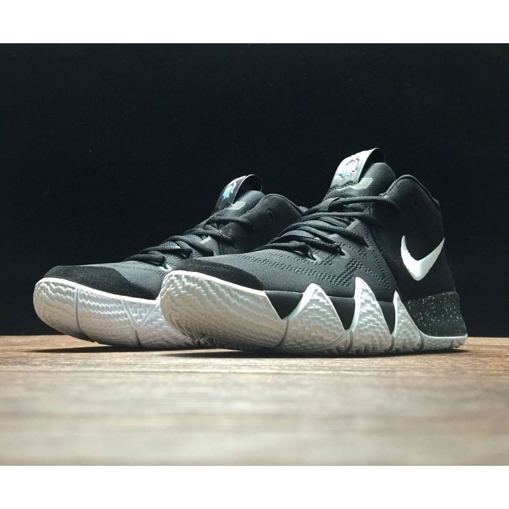 Nike Kyrie 4 สีดำและสีขาวโอเว่นสี่รุ่น