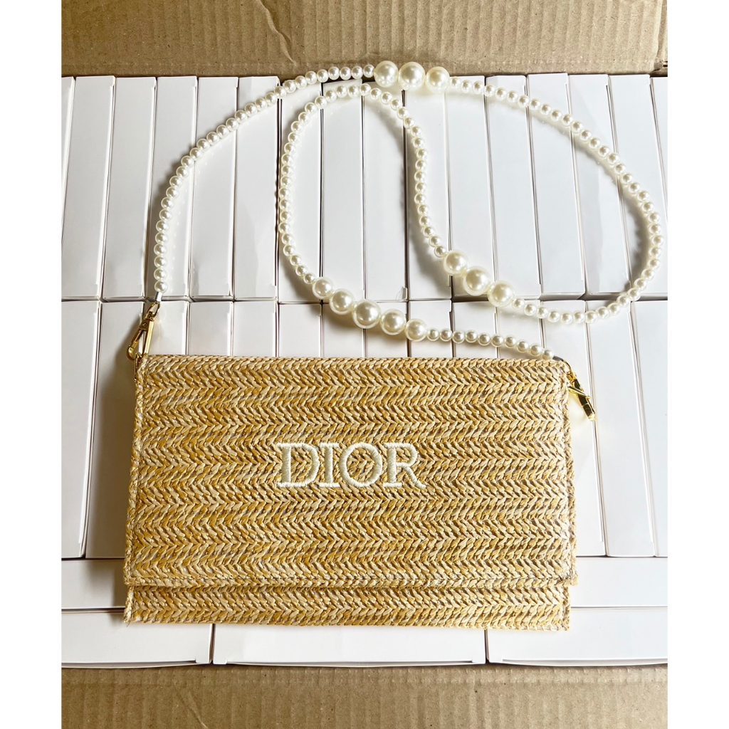Dior ของแท้ 100%  มีวางบน ช็อป DIOR  กระเป๋า + กล่อง + โซ่มุก ครบ / ดิออร์ Pouch Summer Collection กระเป๋าสาน ทรงแบน