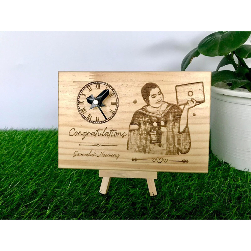 กรอบรูปไม้ นาฬิกาไม้ งานแกะสลักภาพลงในเนื้อไม้ด้วยเลเซอร์คุณภาพสูง พร้อมนาฬิกาเดินเรียบ ของขวัญ งานเกษียณ - รูปที่ 2