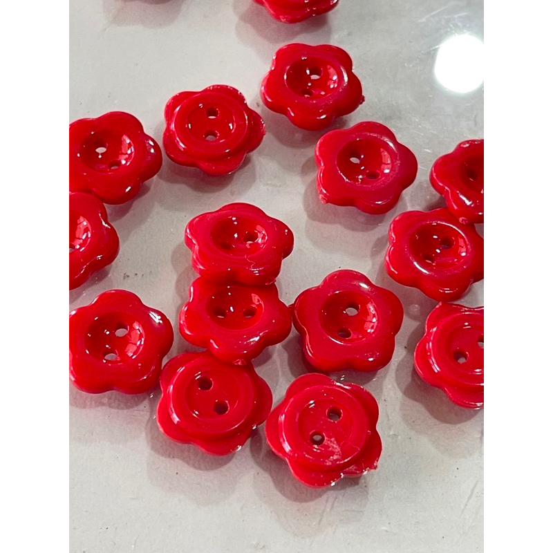 กระดุมมุกพลาสติก ลายดอกไม้ สีแดง ขนาด15มิล เนื้อดี สีสวย ห่อ12ชิ้น