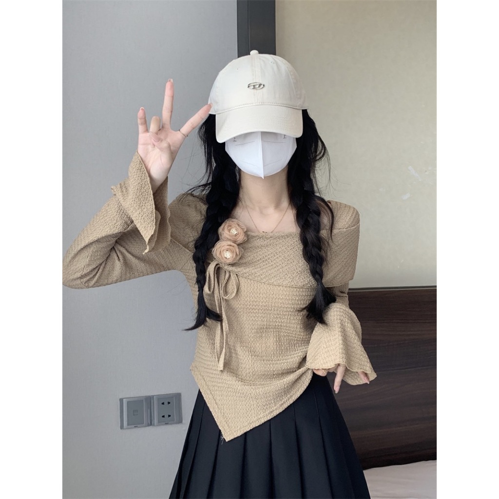 MKL พร้อมส่ง เสื้อแขนยาวเปิดไหล่ เข้ารูปทรงสวย แต่งดอกไม้ ปลายแขนบานลุคเรียบๆคุณหนู # 8K105