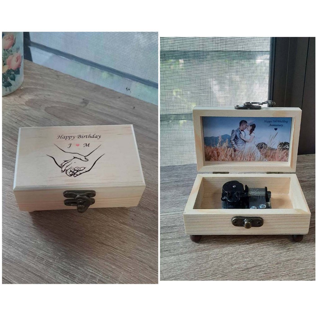 กล่องดนตรีไขลาน Sankyo เห็นตัวเครื่องสีทองในกล่องไม้สนขนาด 5×7×2.5 นิ้ว พร้อมปริ้นรูปติดที่ฝากล่อง (ส่งรูปมาทางข้อความ)