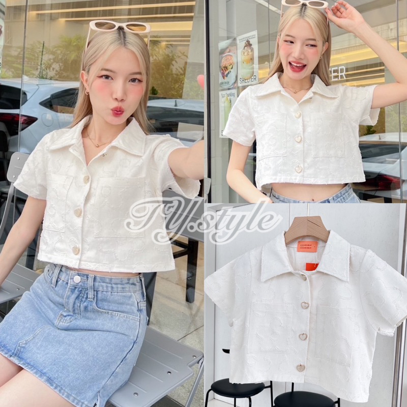 เสื้อเชิ้ตคอปกทรงครอป ผ้ายีนส์มีดีเทลดอกไม้สีขาว แต่งกระเป๋า 2 ข้าง #cookiesbear