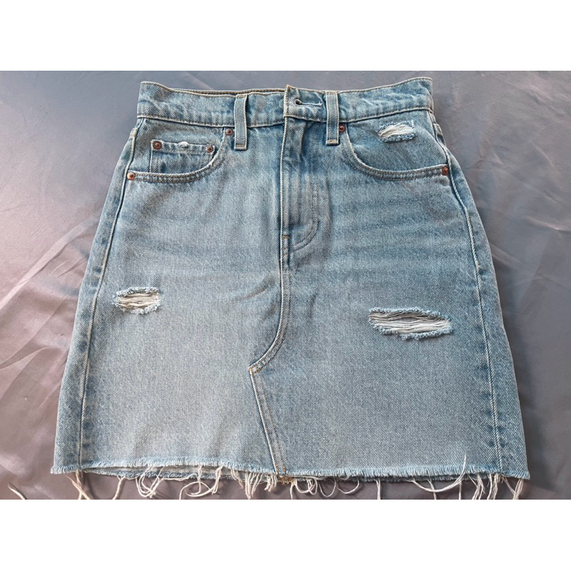 กระโปรงยีนส์ Levi’s แต่งขาด