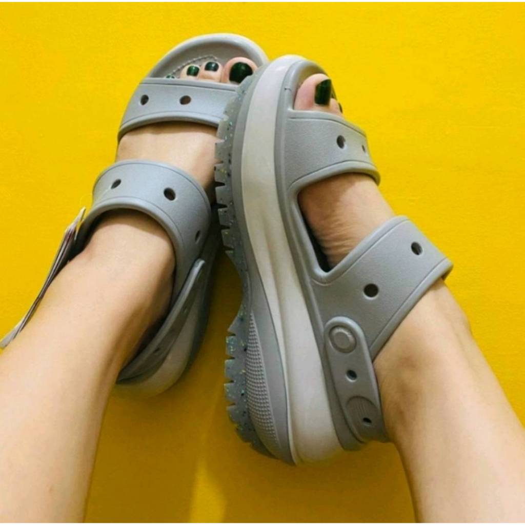 Crocs Mega Crush Sandal ฟรีตัวติด6ชิ้น=150฿ รองเท้าแตะผู้หญิ่งสีสวยพื้นนี่มใส่สบายส้นสูง3"=7cm พร้มส่งในไทย1-3วันรับของ
