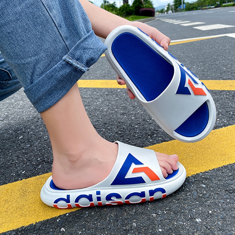 Luckkyshoesฮิตโดนใจ รองเท้าเเตะเเฟชั่นผู้ชายรูปเบบใหม่ ตัดด้วยพื้นรองเท้าลายด้านข้างสุดเท่ห์+พร้อมส่งในไทย รีบมาตํากันนน