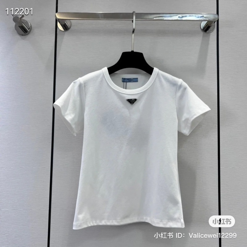 เสื้อยืดแขนสั้นสีขาว เย็บPr.adaช่วงอก