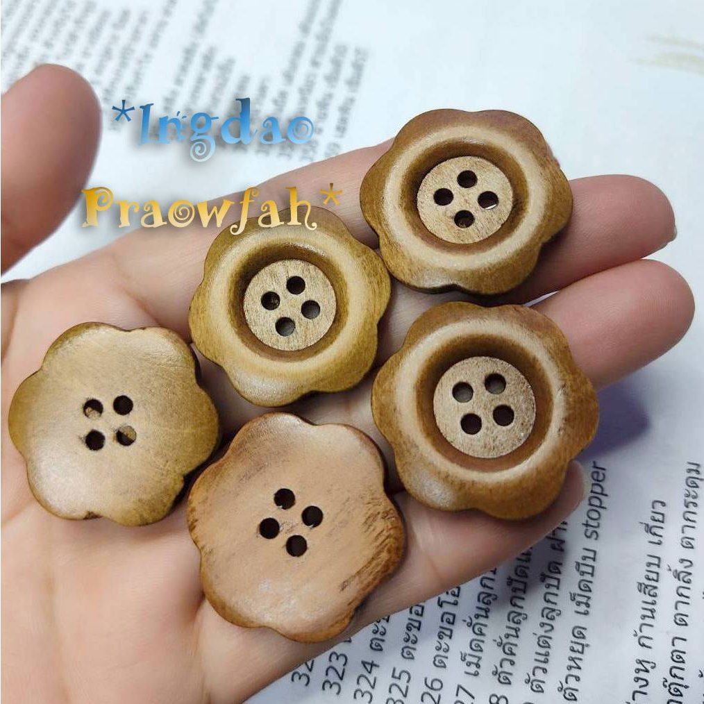 BT-4277bn กระดุมไม้สีน้ำตาล ทรงดอกไม้ ขนาด 3 ซม. (ราคา 1 ชิ้น)