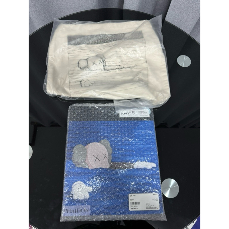 [มือ1 พร้อมส่ง ของแท้] หนังสือ Kaws x Uniqlo Art book + ถุงผ้า