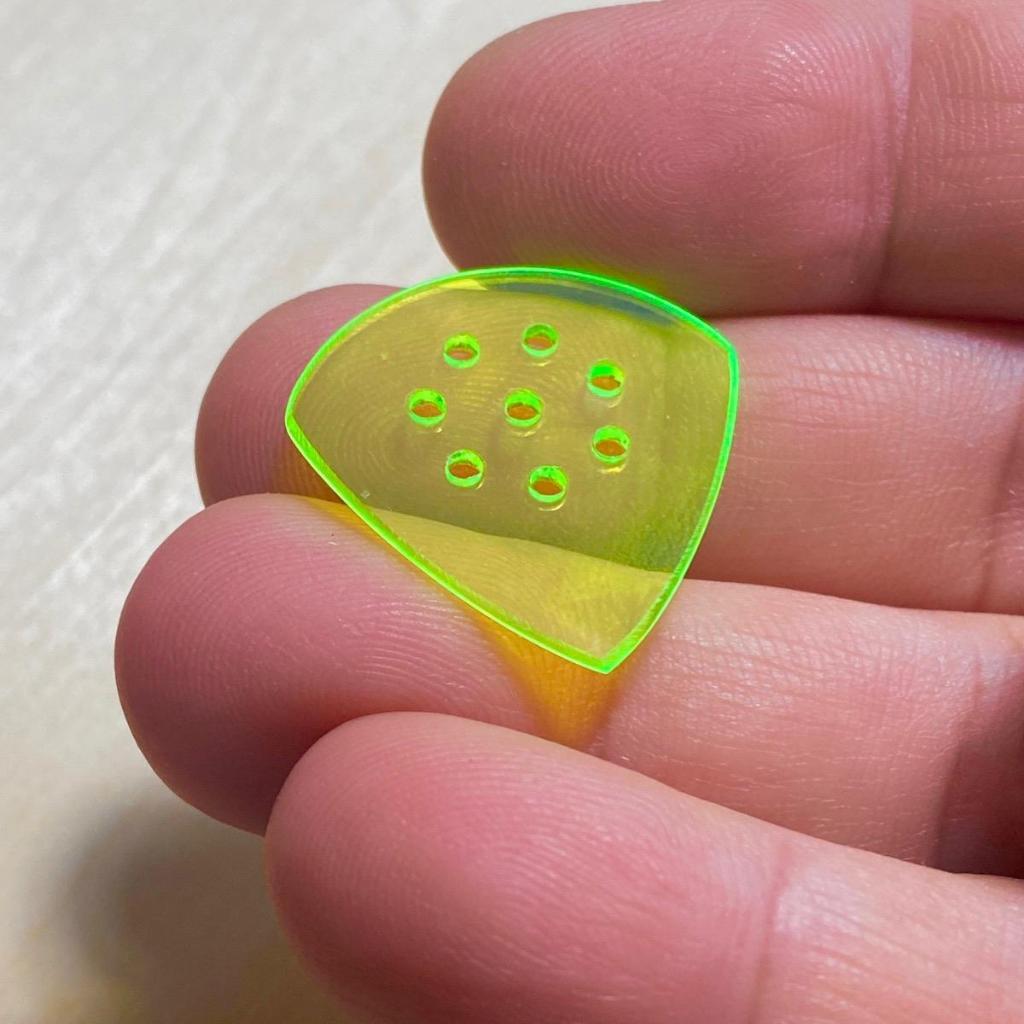 ปิ๊กกีตาร์ GBS ”Stealth” ทำจากอะคริลิค สำหรับกีตาร์โปร่ง/ไฟฟ้า หนา 1 มิล