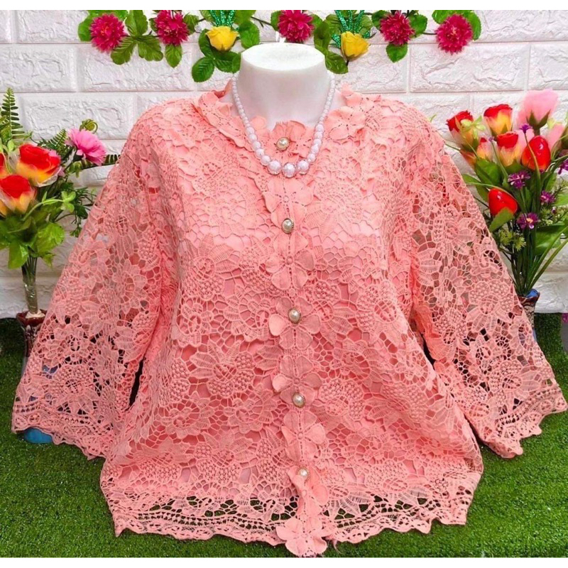 เสื้อลูกไม้ผ่าหน้าอก44-48ผ้านิ่มใส่สบายมีซับในทั้งตัวจร้า