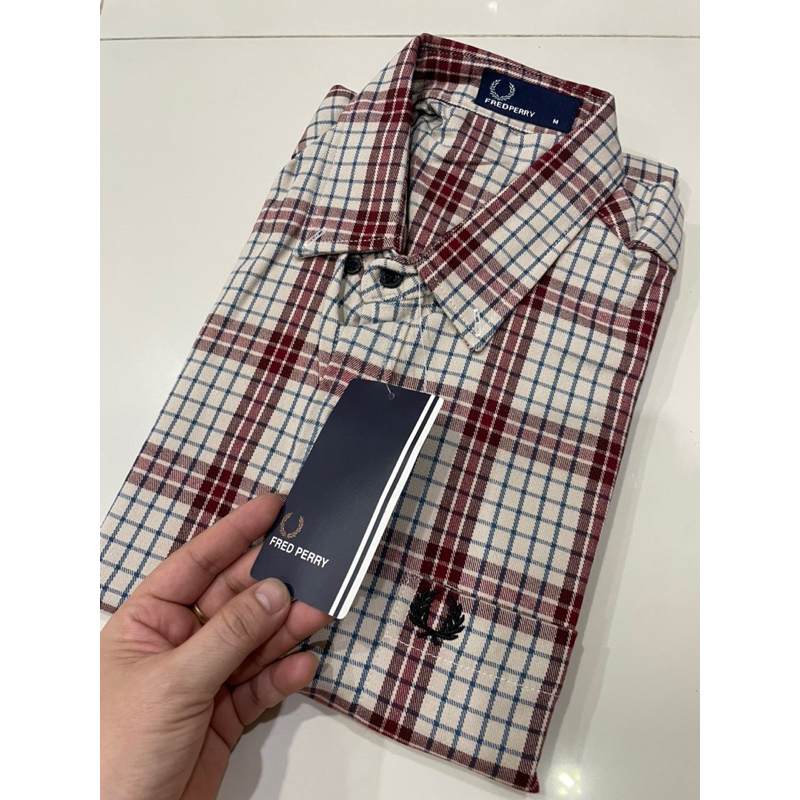 Fredperryเสื้อเชิ้ตแขนสั้นผ้าหนานุ่มมีกระเป๋าอกเสื้อผู้ชาย