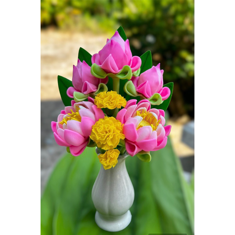 ดอกบัวดินปั้นพร้อมแจกัน ดอกไม้ประดิษฐ์ ดอกบัวประดิษฐ์ 5 ดอก ราคา 165 บาทต่อชิ้น