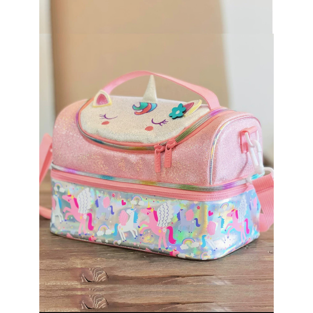 VEST กระเป๋าเก็บอุณหภูมิลายการ์ตูนน่ารักๆ แบรนด์แท้จากฮ่องกง เก็บของได้เยอะแบ่งชั้นบนและล่าง มีหูถือและสายสะพายให้นะคะ