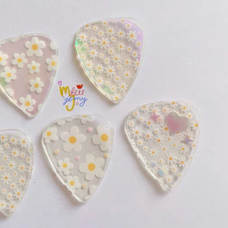 ปิ๊กกีตาร์ guitar pick (เพิ่มอักษร เจาะรู ทำจี้) ✨ daisy set ; พร้อมส่ง 🌼🤍