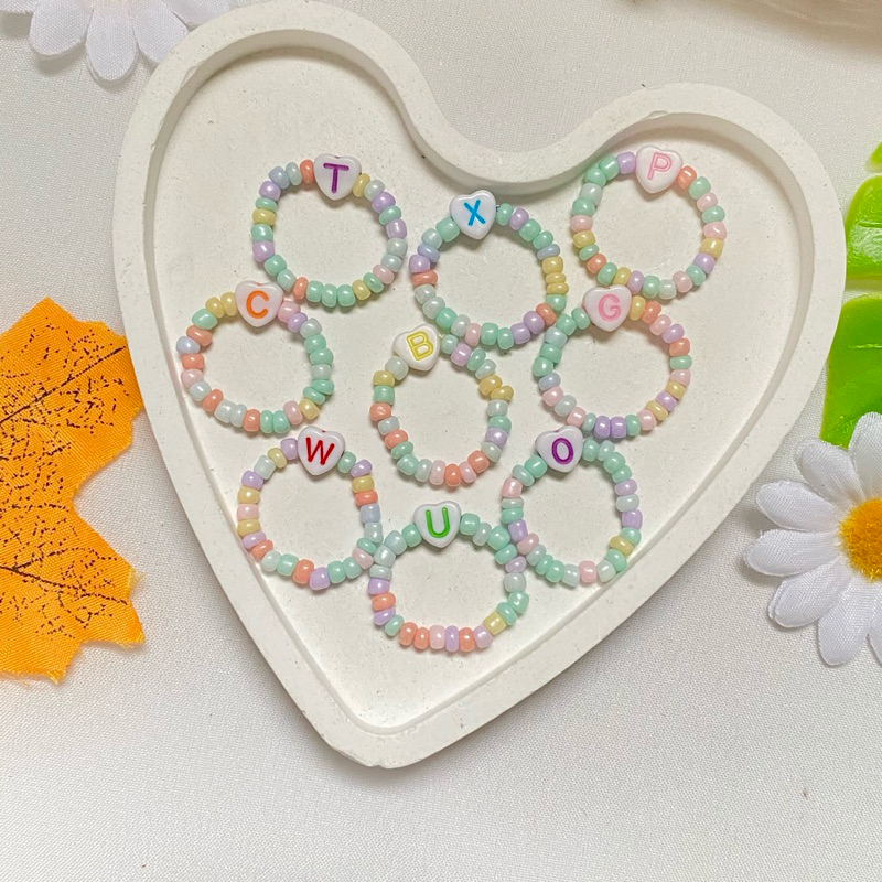 พร้อมส่ง แหวนลูกปัดสีพาสเทลจี้ตัวอักษร a-z