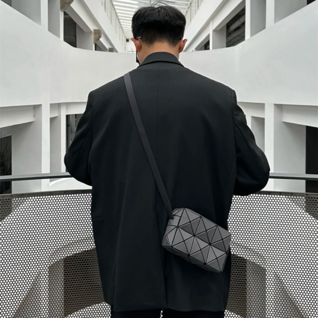 กระเป๋าสะพายข้าง miyake bag จุของได้เยอะ ใส่โทรศัพท์ได้