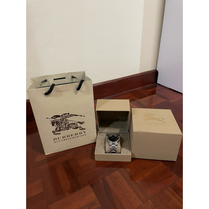 นาฬิกาburberry หน้าปัดดำ มือสอง