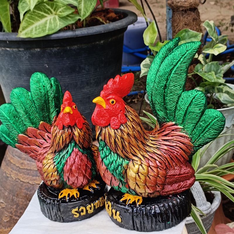 ตุ๊กตาปูนปั้นไก่แจ้คู่ หางเขียวเหนี่ยวทรัพย์ ประติมากรรมสีสันสวยงาม