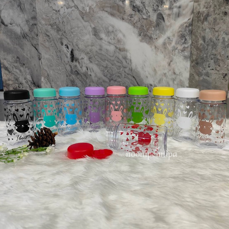 กระบอกน้ำพลาสติกพิมพ์ลายสีสันสดใส มีสีให้เลือกหลากหลายสี ขนาด 300 ml. รุ่นขวดกลม ใส่ร้อน-เย็นได้ มีขีดบอกปริมาณ พกพาได้
