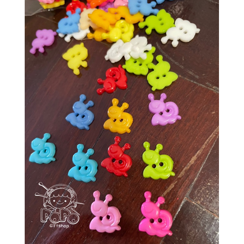 กระดุม หอยทาก 2 รู คละสี แพ็คละ 10 ชิ้น 10 บาท – โปรปัง