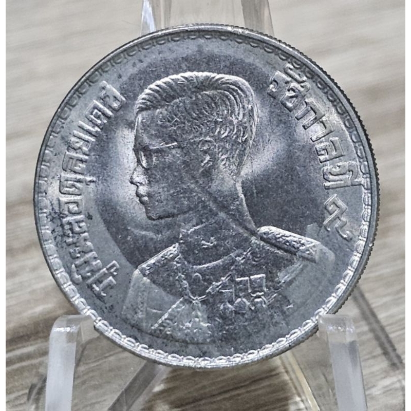 เหรียญ 1 บาท ปี 2500 , มีรอยพาดกลางเหรียญ พร้อมตลับ