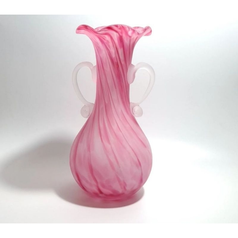 แจกันแก้วเป่าทรงสวย ลาย swirl สวยมากๆ มีหูจับ สีสวยหวานมาก สวยใหม่