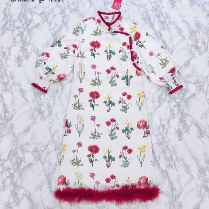 Zhu ni hao Dress เดรสสั้นสีขาวแดงตรุษจีน เสื้อแขนยาว คอจีน พิมพ์ลายดอกไม้ ปลายแต่งขนสีแดงเข้ม ผ้าไม่คัน ใส่สบาย เบามาก