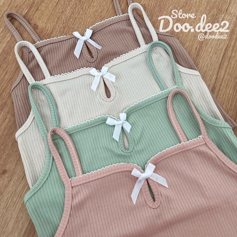 DOODEE2 เสื้อสายเดี่ยว แต่งถักขอบติดโบว์หน้า ผ้าร่องใหญ่