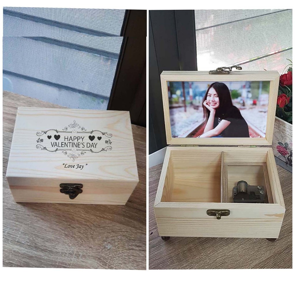 กล่องดนตรีไขลานในกล่องไม้สนขนาด 4×6×3 นิ้ว ใส่เครื่อง SANKYO พร้อมปริ้นรูปและสติกเกอร์ (ส่งรายละเอียดมาทางข้อความ)