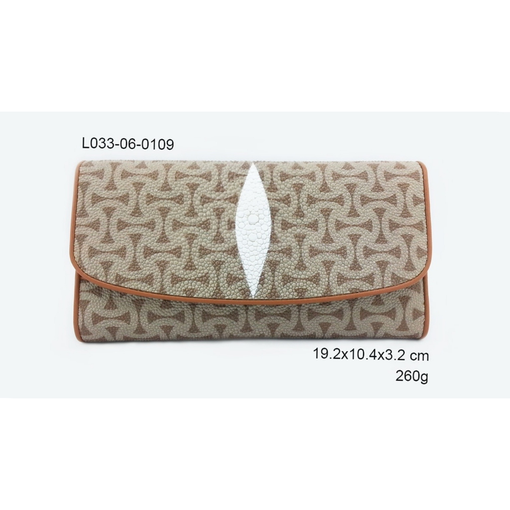 L 033  กระเป๋าหนังปลากระเบนสามพับใหญพิมพ์ลายสีแทน หนังปลากระเบนแท้ 100%