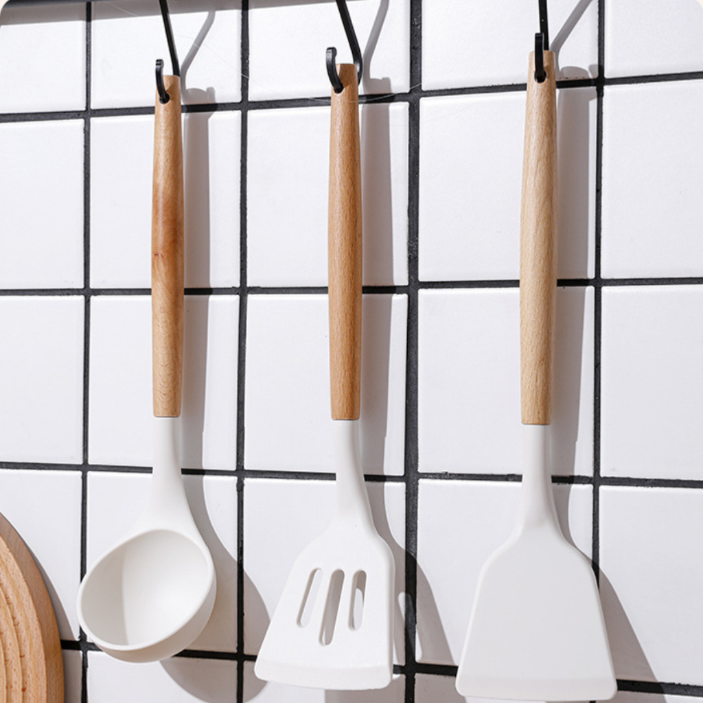 ส่งจากไทย ตะหลิว ตะหลิวมีร่อง กระบวย ซิลิโคน ไม่ทำลายผิวกระทะ ด้ามจับไม้ ขนาดยาว มี 2 สี ทนความร้อนสูง มีรูสำหรับแขวน - รูปที่ 4