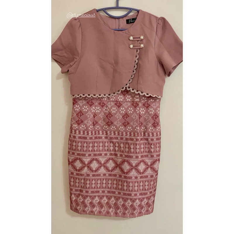 ส่งต่อ ชุดเดรสผ้าพิมพ์ไทย Phawi Closet ชุดคุณครู เดรสผ้าไทย สีชมพู