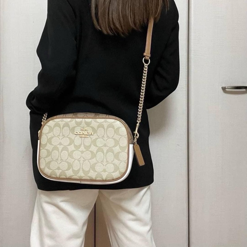 Coach Jamie Camera Bag In Blocked Signature ขนาด 9 1/2" (L) x 6 1/4" (H) x 2 3/4" (W) Style no. : CA