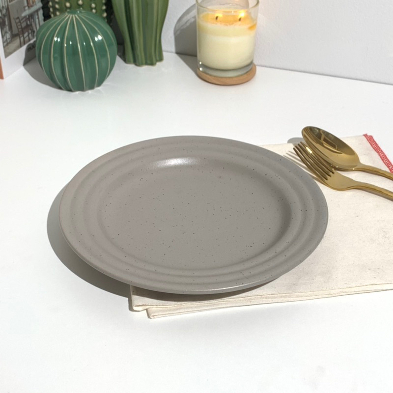 Goodsceramics FLAT PLATE สี fossil จานแบน จานเซรามิกแบนทรงกลม ผิวสัมผัสเคลือบมันทั้งด้านในเเละด้านนอก