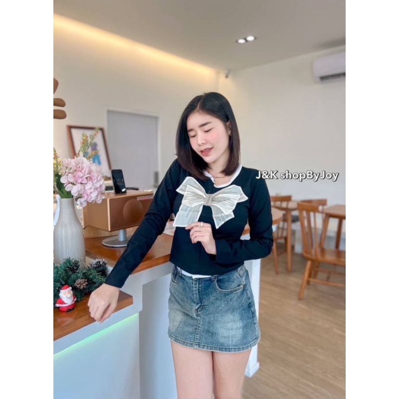 พร้อมส่ง เสื้อแขนยาวงานปักลายแบรนด์คู่กับโบว์ฟรุ้งฟริ้งอกทรงเข้ารูปเนื้อผ้าพรีเมี่ยมยืดหยุ่นใส่แมทซ์สวยสุดๆงานป้าย y.p.y
