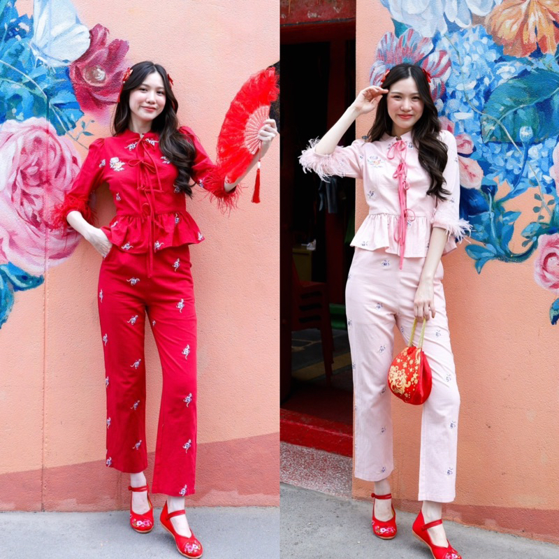 ชุดSet เสื้อคอจีนแต่งผูกโบที่ช่วงอก เสื้อแขนยาวแต่งขนฟูๆ ที่ปลายแขน งานผ้าลินินปักลายดอกไม้แน่นๆ+ กางเกงเอวสูงขายาว