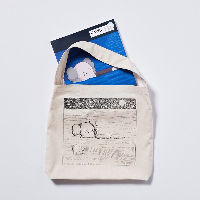 [พร้อมส่ง] Uniqlo x Kaws หนังสือ Artbook + กระเป๋าผ้า Tote Bag Limited